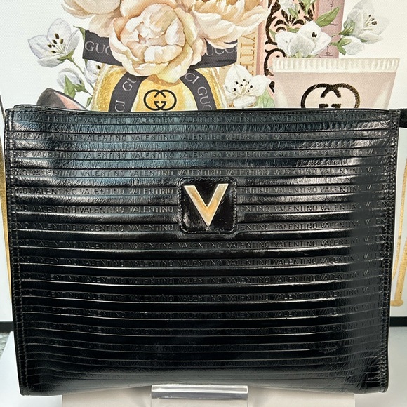Mario Valentino Handbags - Mario Valentino Leather Large Business Bag 😍🖤